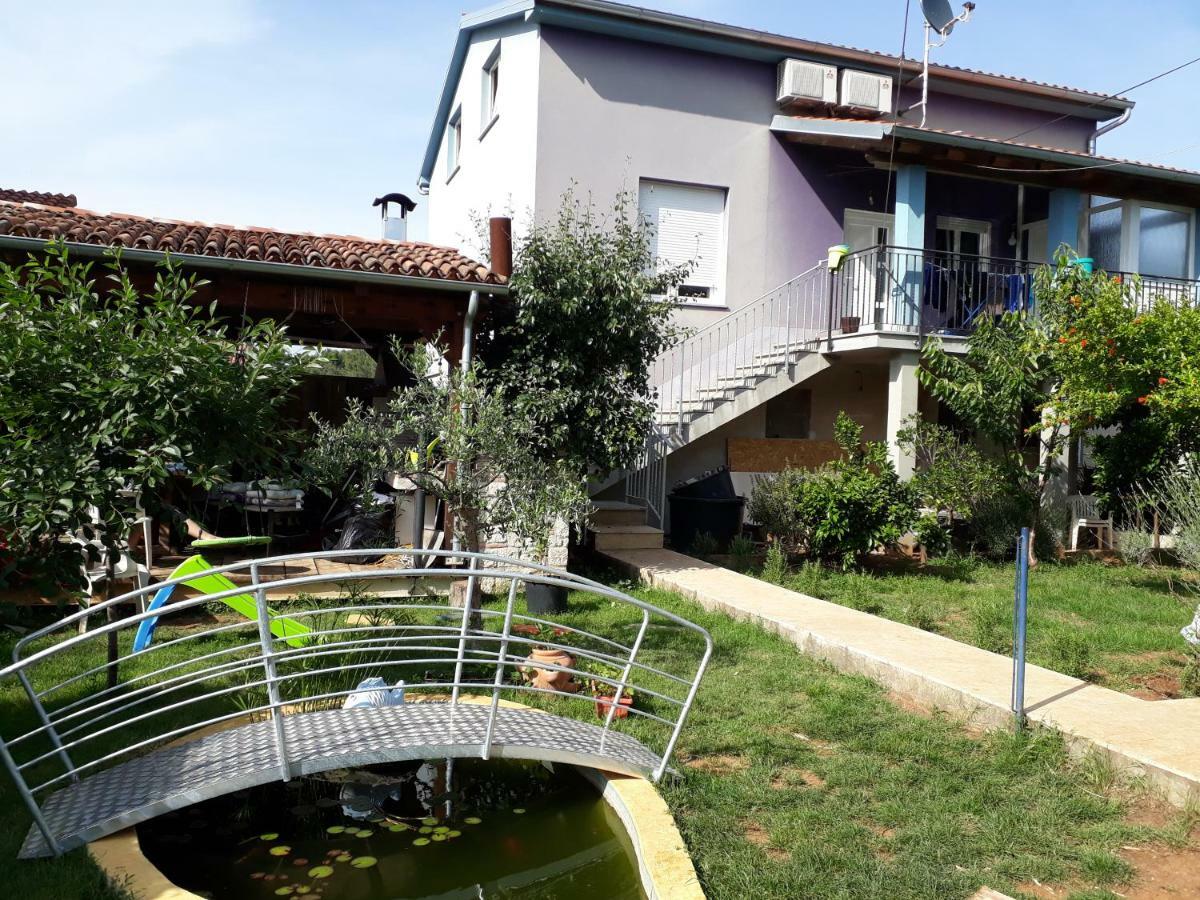 Relax Apartment Pula Bagian luar foto