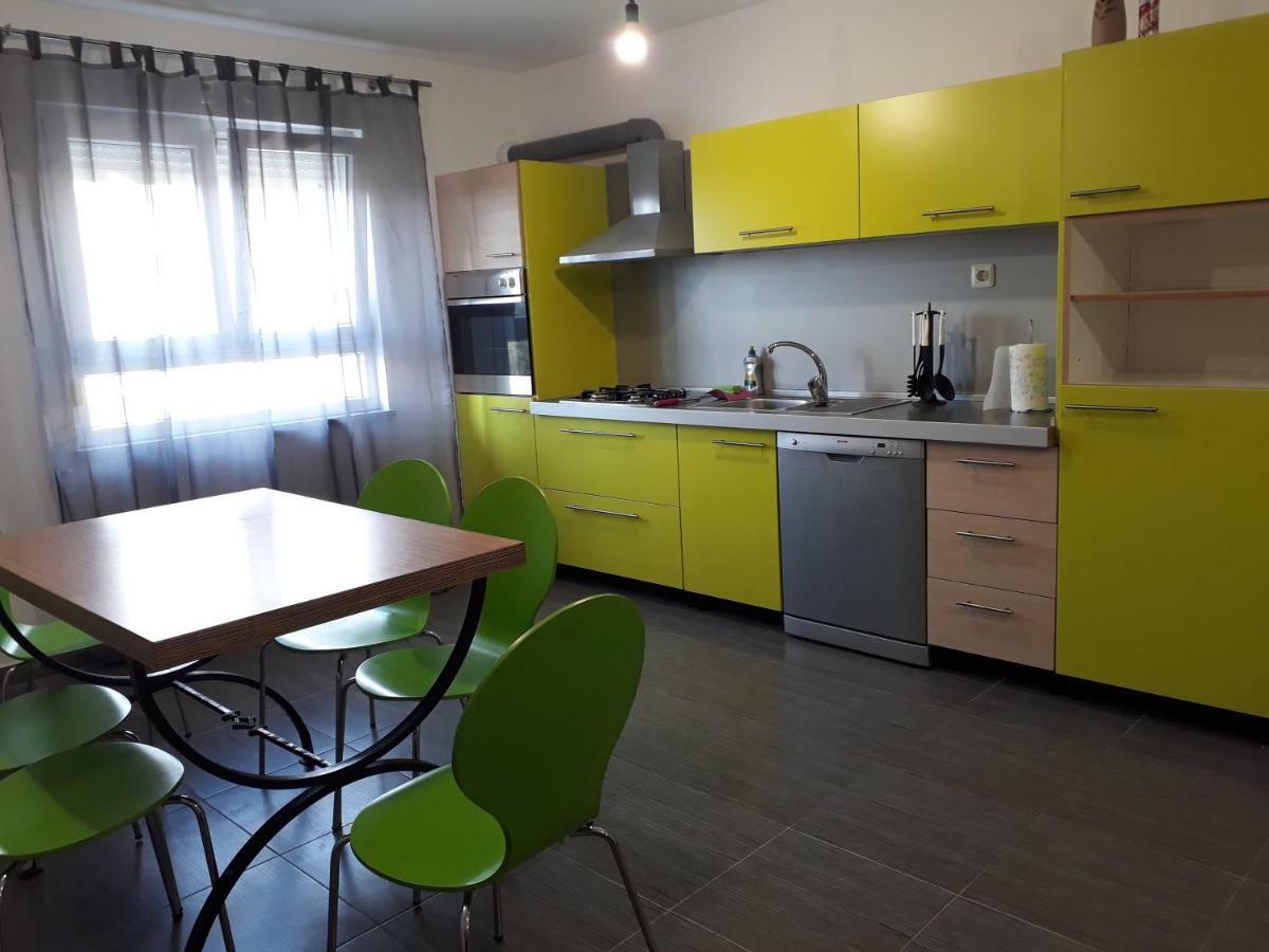 Relax Apartment Pula Bagian luar foto