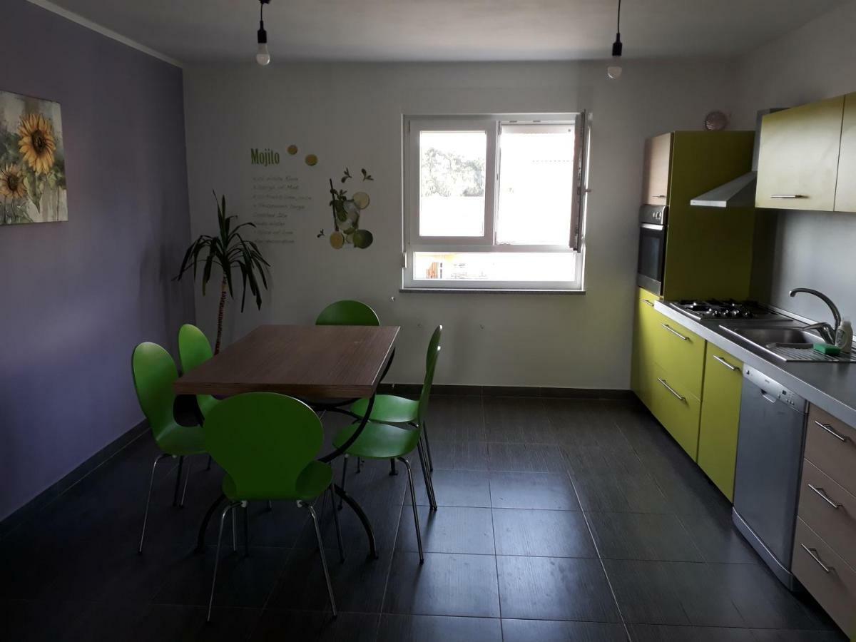 Relax Apartment Pula Bagian luar foto