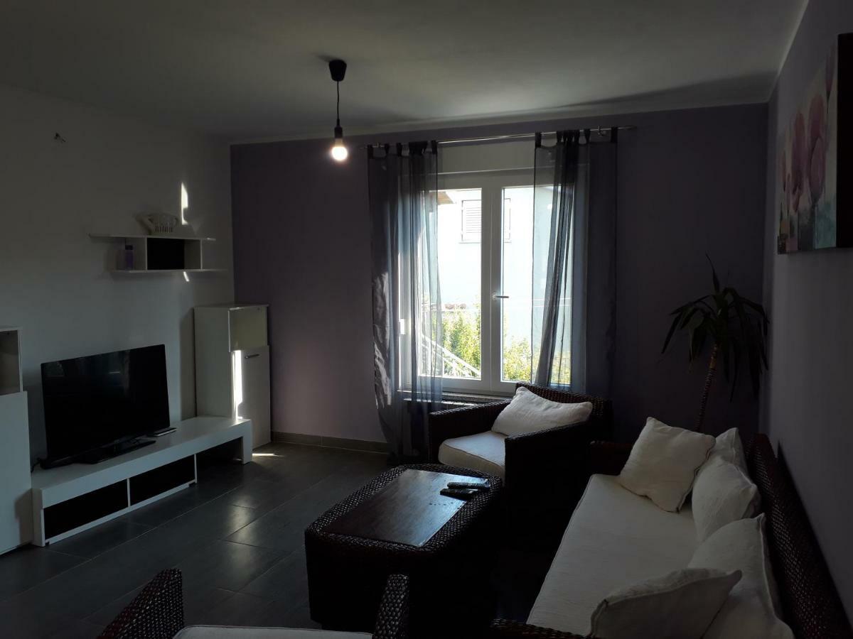 Relax Apartment Pula Bagian luar foto